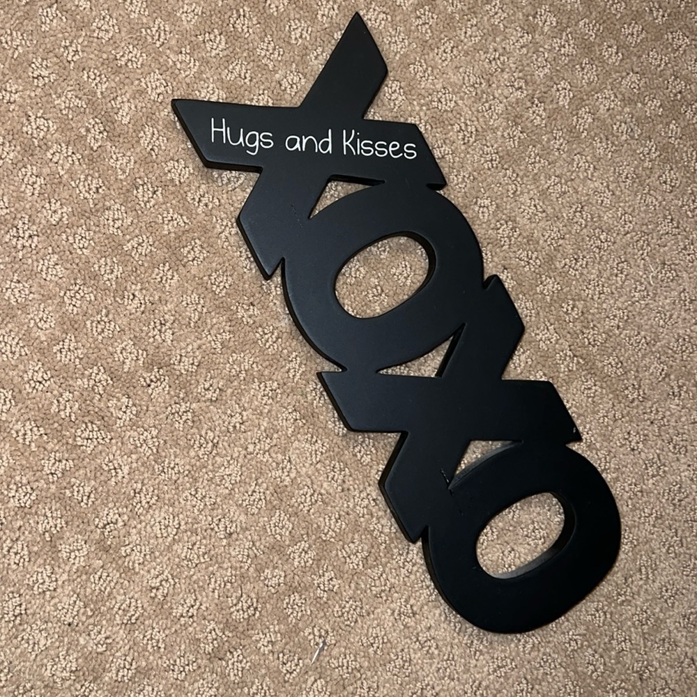 XOXO sign! So cute to hang in your room or to put on your shelves!